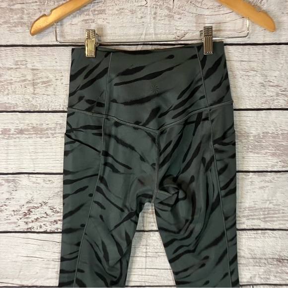 Athleta Salutation Stash Pocket LL 7/8 Tight Leggings in Zebra - Picture 7 of 9
